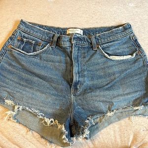 abercrombie the mom short high rise!!